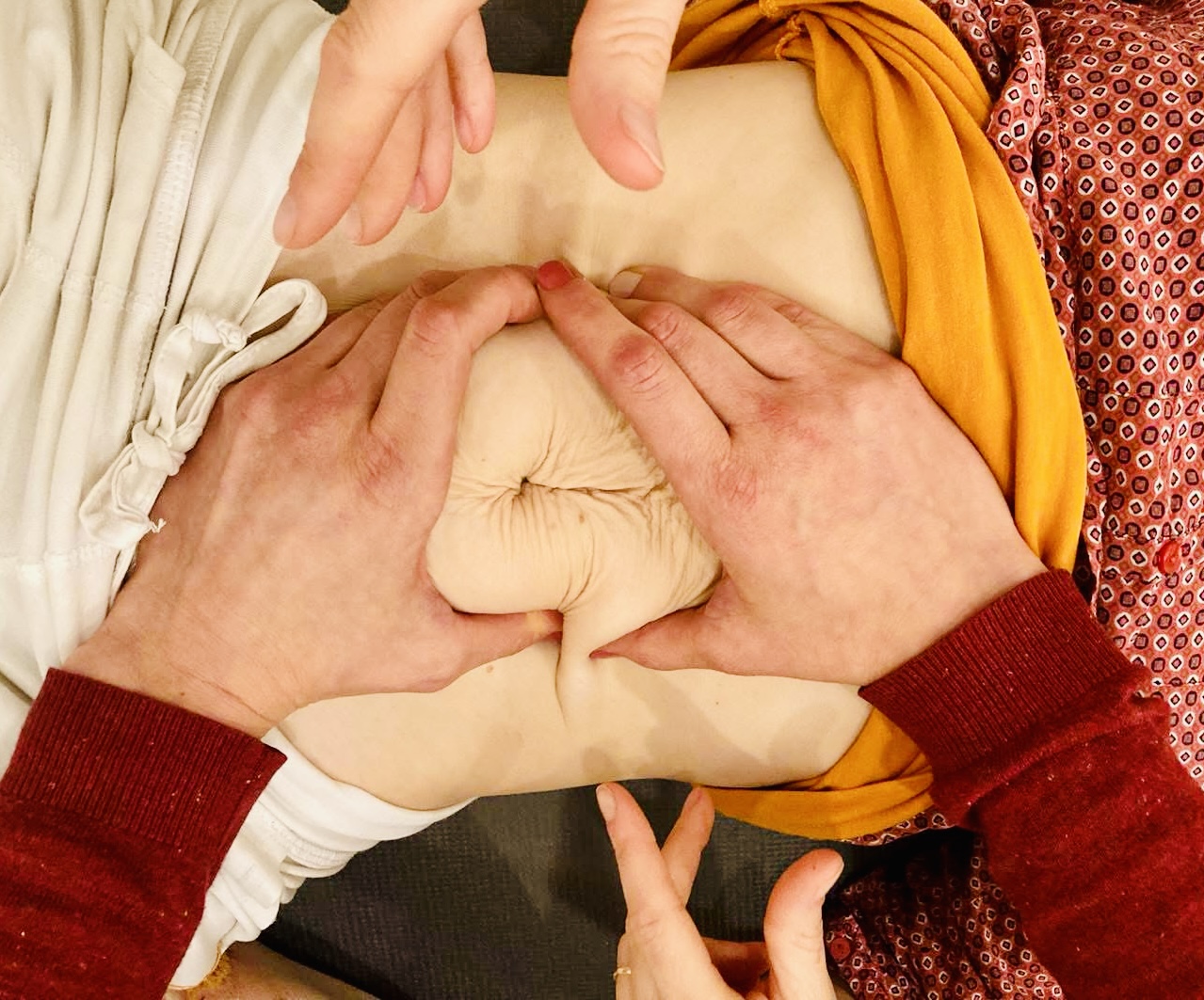 Demonstrating how birth unfolds on a pelvis model during an individual prenatal course